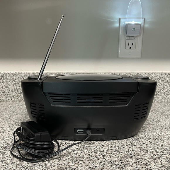 EUC “Insignia” CD BoomBox With FM Radio & Dock4 iPhone; User & Quick Setup Guide - Picture 4 of 17